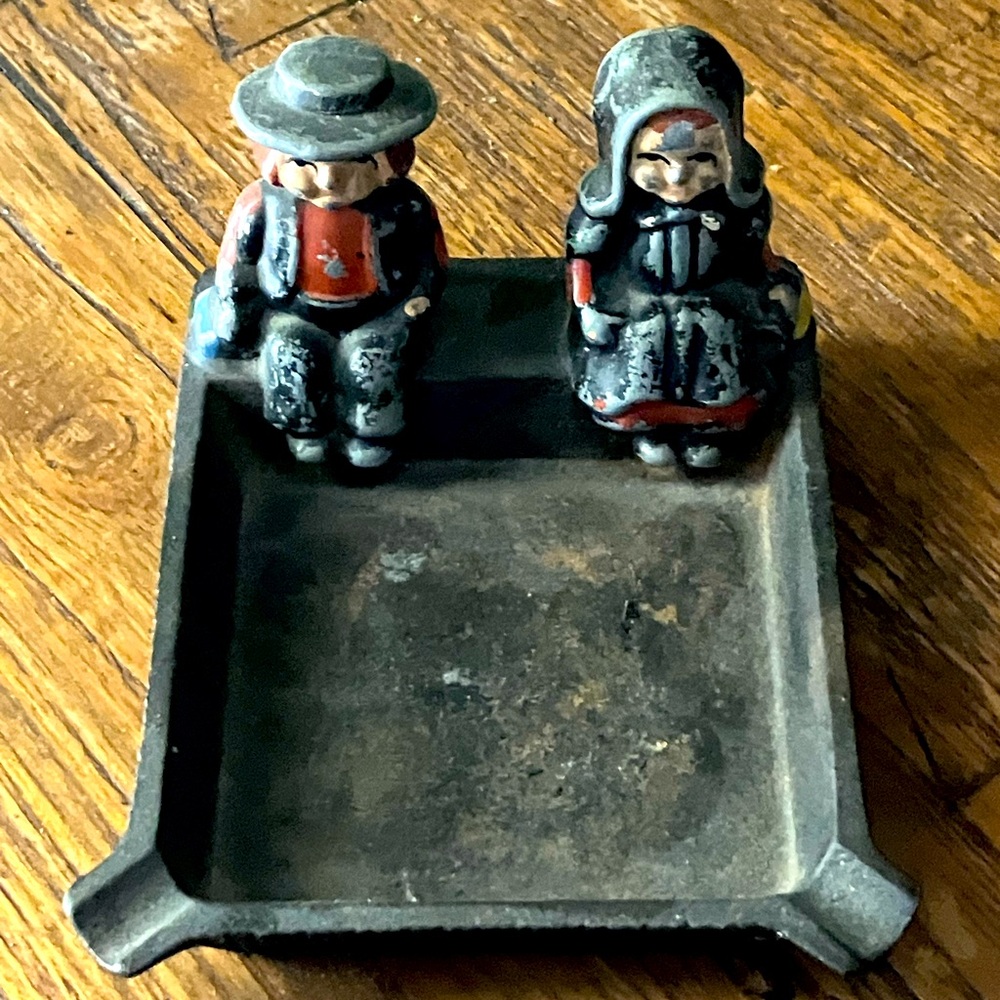 Amish Couple 1950’s Cast Iron Ashtray Souvenir Reading Pennsylvania By Dalecraft